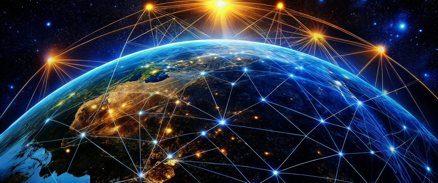 Aus dem Weltraum sichtbare Erde mit einem globalen Netz aus hellen Verbindungen und Knotenpunkten; orange Lichtbögen verbinden Kontinente und symbolisieren weltweite Vernetzung.