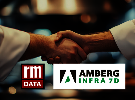Zwei Hände schütteln sich im Hintergrund, im Vordergrund stehen die Logos von rm DATA und AMBERG INFRA 7D, die eine geschäftliche Partnerschaft signalisieren.