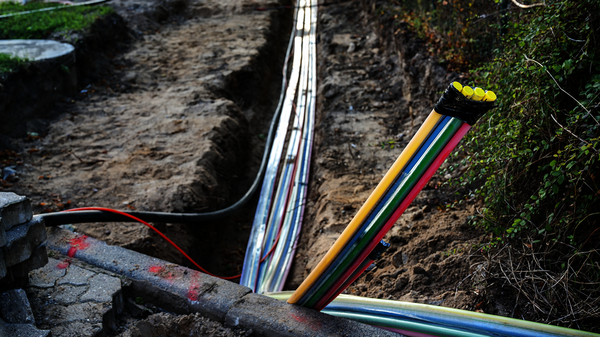 Glasfaser-Baustelle, Telekommunikationsleitungen in Künette Glasfaser werden in Künette verlegt, Baustelle, Telekommunikation