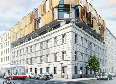 Mehrstöckiges Straßengebäude mit heller Steinfassade im unteren Teil und moderner gelb-brauner Metallverkleidung am Dachgeschoss; Straßenszene mit Straßenbahn, Auto, Fahrrad und Fußgängern; Baum am Gehweg.