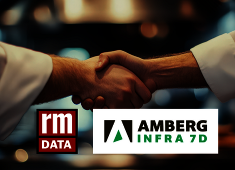 Zwei Geschäftspartner schütteln sich die Hand als Zeichen einer Partnerschaft. Im Vordergrund erscheinen die Logos von RM Data und Amberg Infra 7D.