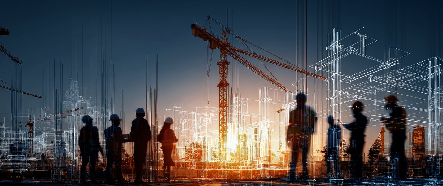 Silhouetten von Bauarbeitern und Kränen auf einer Baustelle bei Sonnenuntergang. Im Hintergrund zeichnen sich Gebäude und Gerüste ab, während warmes Orange-Blau das urbane Bauumfeld beleuchtet.