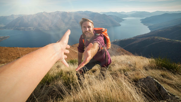 Helfende Hand beim Bergwandern