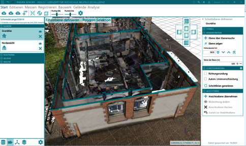 3D-Darstellung eines teilweise zerstörten Bruchsteinhauses mit freigelegten Innenräumen; blaue Drahtgitterlinien markieren die Gebäudestruktur.