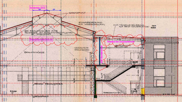 Architektur-Querschnitt eines mehrstöckigen Gebäudes mit Innenaufteilung, Treppenhaus, Türen und Fenstern; farbige Linien und Beschriftungen kennzeichnen Räume und Höhen.