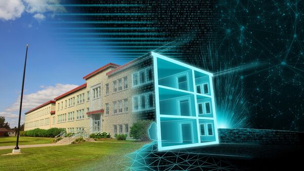 Außenansicht eines mehrstöckigen Schulgebäudes mit einem leuchtend blauen, transparenten 3D-Würfel, der in der Luft zu schweben scheint, während dahinter ein abstraktes digitales Netz zu sehen ist.