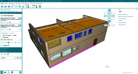 3D-Darstellung eines zweistöckigen Gebäudes mit orangefarbenem Flachdach, mehreren rechteckigen Fenstern und einer Eingangstür; das Modell wirkt wie eine BIM-Planungsansicht.