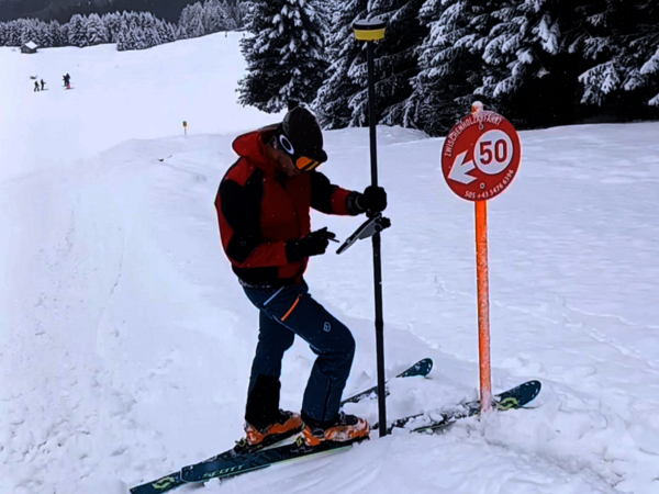 Sämtliche Pistenschilder und Absperrungen im Skigebiet wurden mittels GNSS-Messungen in der mobilen Anwendung rmDATA Mobile erfasst.