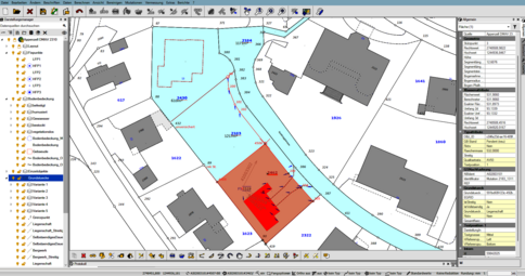 Ansicht eines GIS-Bebauungsplans: Ein Kanal fließt von links nach rechts, daneben graue Baukörper. Zentrale Parzellen sind hellblau markiert; eine rote Fläche überlagert dort eine Gebäudestruktur. Die linke Seite zeigt Layer- und Cursor-Werkzeugleisten des Programms.